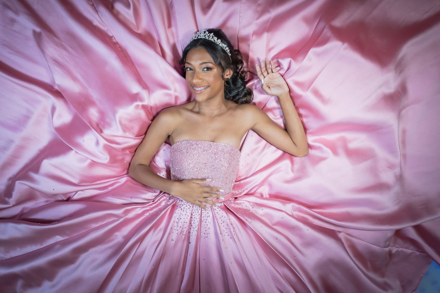 Debutante de vestido verde na escada florida